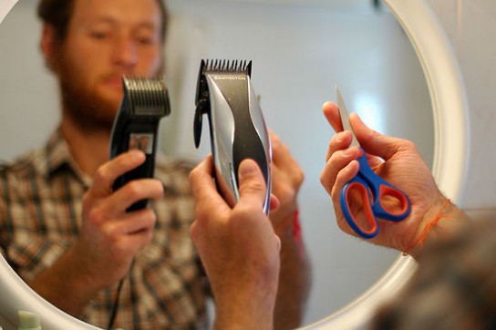 ножици (за предпочитане предназначени специално за рязане на коса);   гребен за коса с широки зъби за брада и фини зъби за мустаци (по избор);   машинка за подстригване на коса или брада с дюзи (по-добре е да се избере един акумулатор и безжичен модел);   голямо огледало (може да се увеличи или тройно)