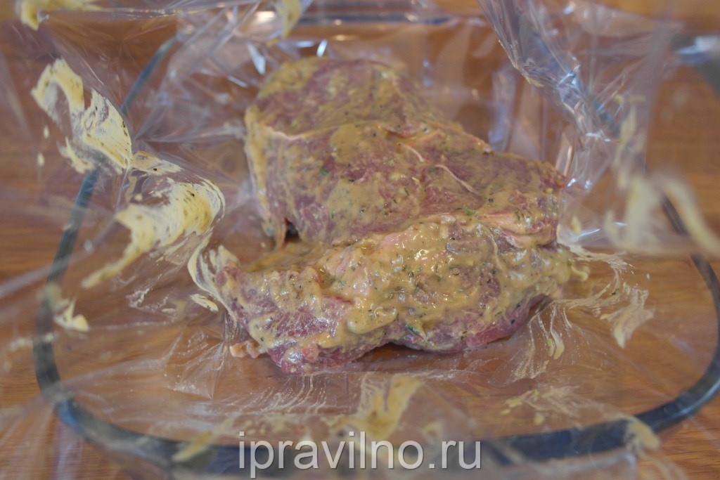 Liellopu gaļas vārīti   sinepju mērce   gaļu ievieto maisā (piedurknē) cepšanai