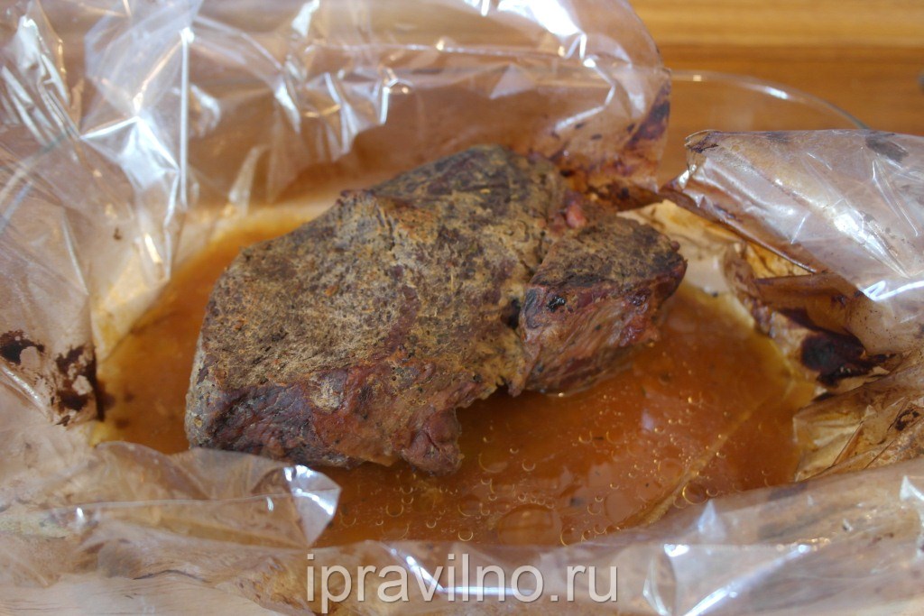 Месото се отстранува назад во рерната 20 минути, така што говедското месо е покриено со мала свежина