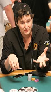 Покер вимагає постійної концентрації від гравця, під час турніру гравцеві доводиться багато раз приймати складні рішення