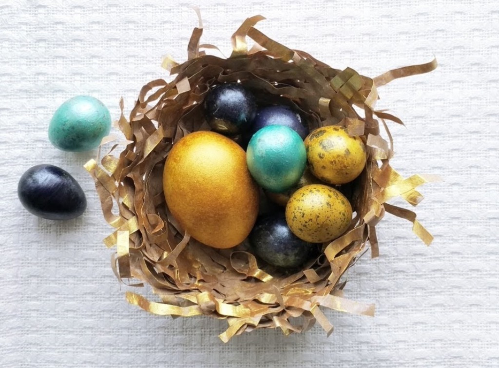 За бажанням в гніздо можна посадити пташок, покласти перепелині яйця без вмісту або зробити наповнення з паперу