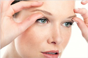 Провідні косметологи рекомендують вибирати спосіб масажу області навколо очей в залежності від віку