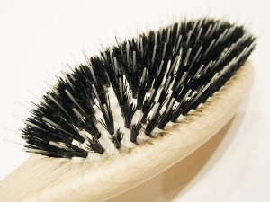 Якщо необхідно часто випрямляти волосся, то в цьому допоможе гребінець зі змішаним типом щетини