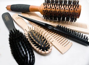 Для тонких, ослаблених і ламких волосся підійдуть дерев'яні варіанти гребінців, жорстка щетина може пошкодити такий волосся