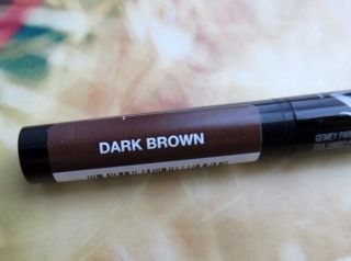 Суперечки про те, чим краще фарбувати брови - олівцем, або тінями, не припиняться, напевно, ніколи