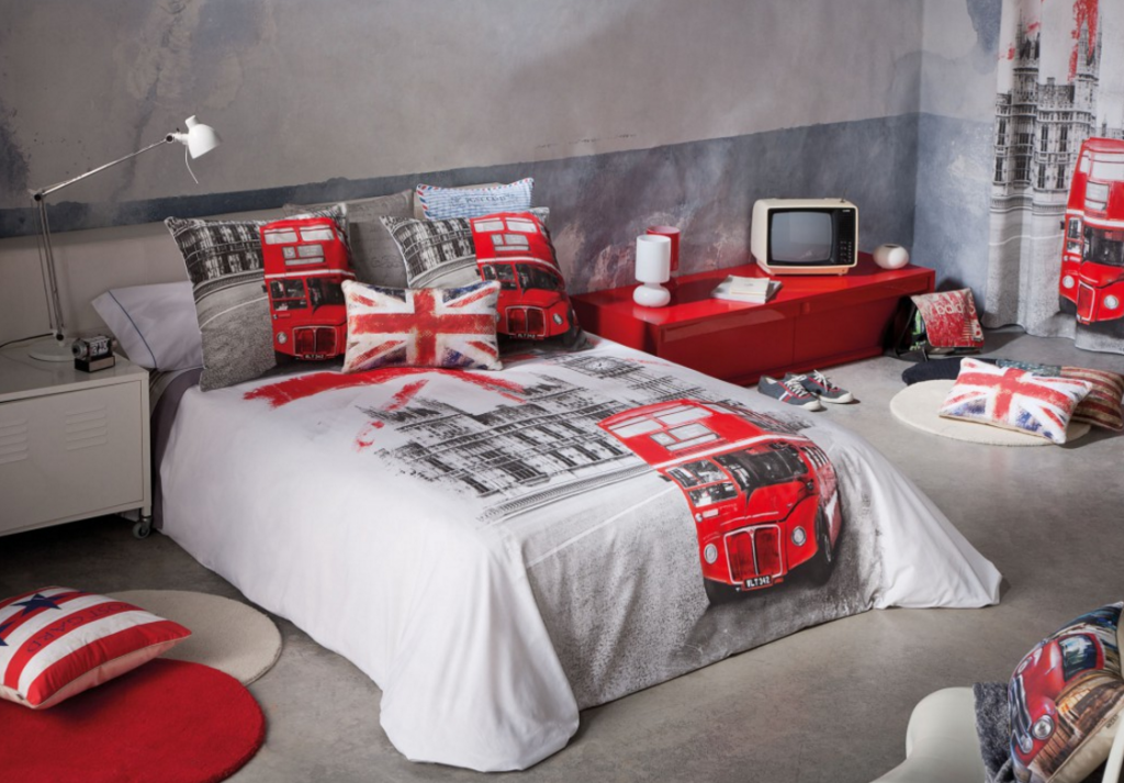 Для нього можна вибрати меблі із зображенням прапора Великобританії, червоно-сині подушки на ліжко і фолку у вигляді телефонної будки