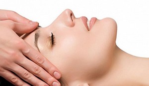 Після масажу майстер змиває лікувальну маску і сушить волосся - або взагалі без фену, якщо ви не поспішайте, або прохолодним повітрям