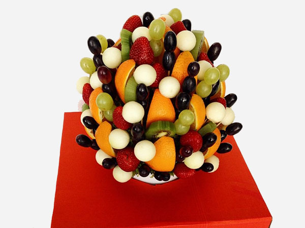 Ще один варіант оригінального подарунка, який можна вручити керівнику на день народження або будь-яке інше свято - фруктовий букет