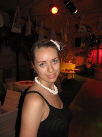 Інна Попова народилася в 1983 році в Керчі