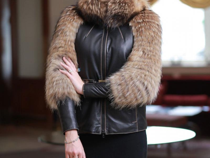 Преимущества женских кожаных курток с мехом