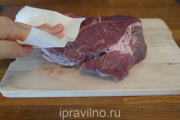 Ние го ставаме говедско месо во ракавот во сад за печење, ручето за печење мора да биде запечатена со специјална жица (обично вклучена со вреќи за печење)