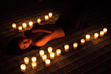 Грижете се за осветлувањето, свеќите се совршени, тие создаваат интимна поставка, а масажата со ароматични масла, непречено претворајќи се во еротска, уште повеќе ќе направи оган на убовта