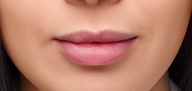 Нанесете малку на четката или   памук   и маска на вишокот, со што контурата на усните совршено се изедначи