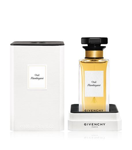 композиція   Givenchy Cuir Blanc   несе в основі акорди шкіри, а   Givenchy Oud Flamboyant   - аромат удов'їх дерева