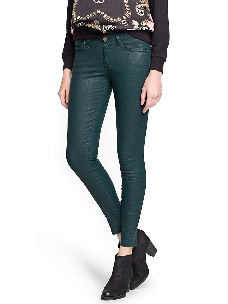 Сучасні вощені джинси можуть бути як консервативно чорними, сірими або синіми, так і більш строкатими - бордовими, гірчичним, зеленими і рожевими і далі за кольорами веселки