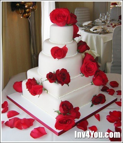Торт смарагдового кольору, прикрашений квітами і перлинками, ось подарунок який можна піднести на сорокарічний ювілей весілля на перлову весілля